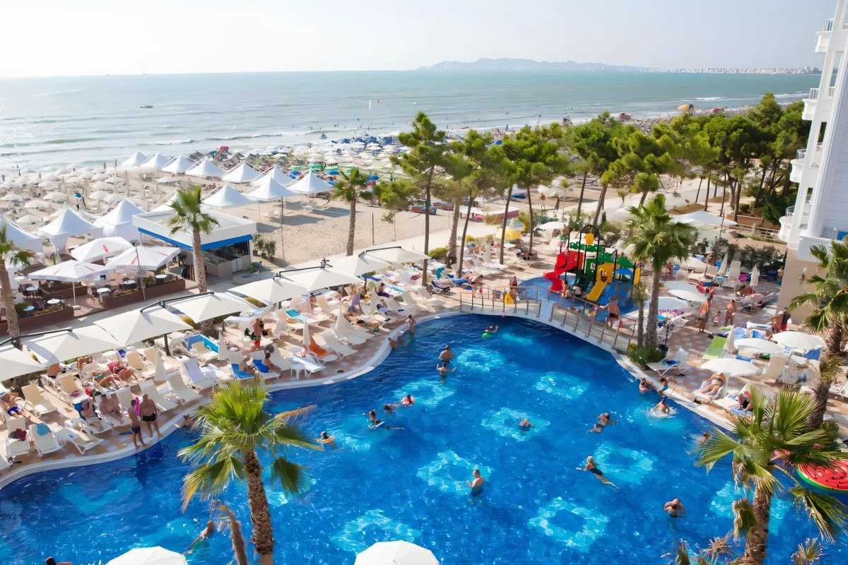 All inclusive vakantie in Albanie? Overweeg een pakketreis naar het Fafa Premium Hotel en Spa in Golem, Durres.