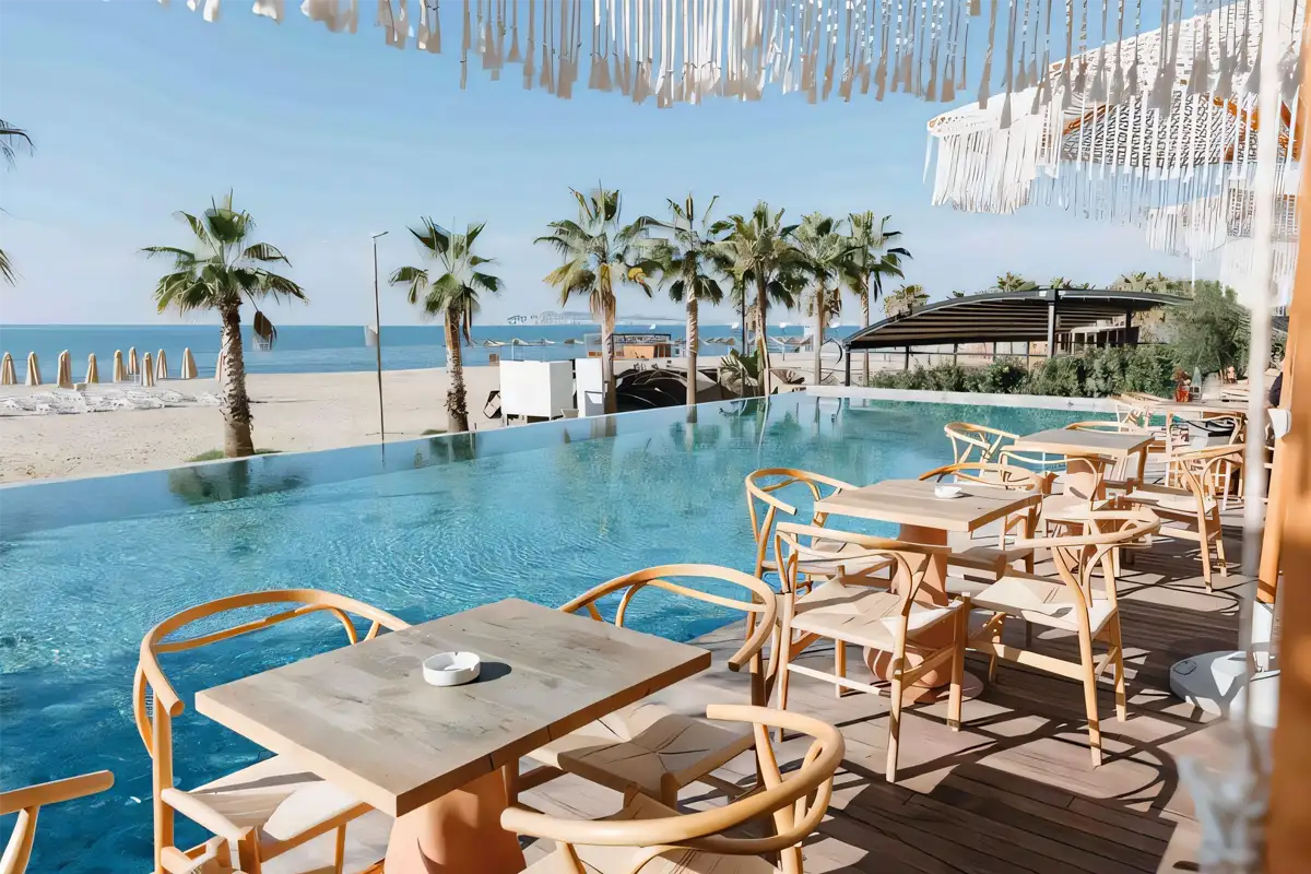 Geniet van je all inclusive vakantie in Golem met een verblijf in het Hotel Epidamn White Sensation.