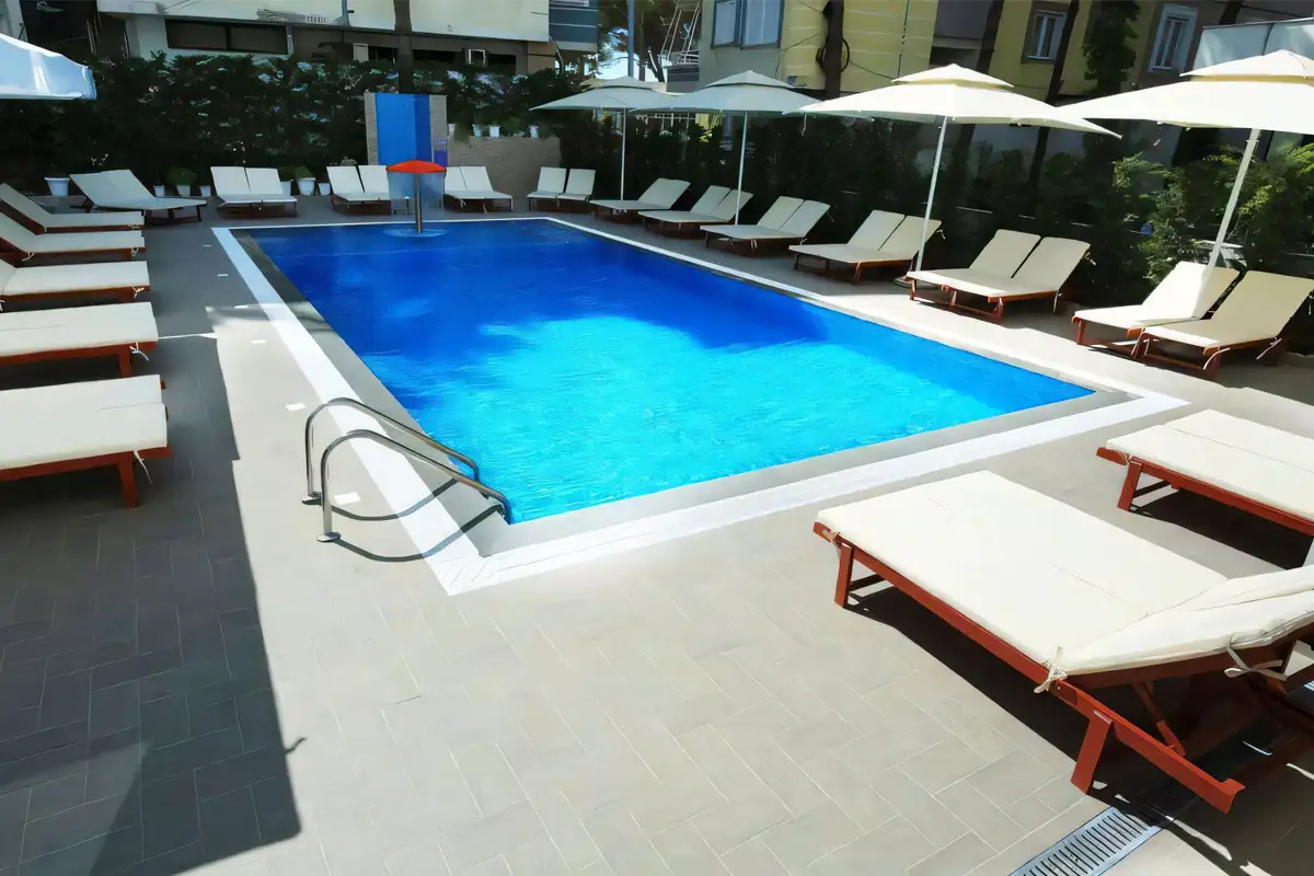 Overweeg het hippe design hotel Epidamn White Sensation met optie voor een verblijf op basis van all-inclusive pakket.
