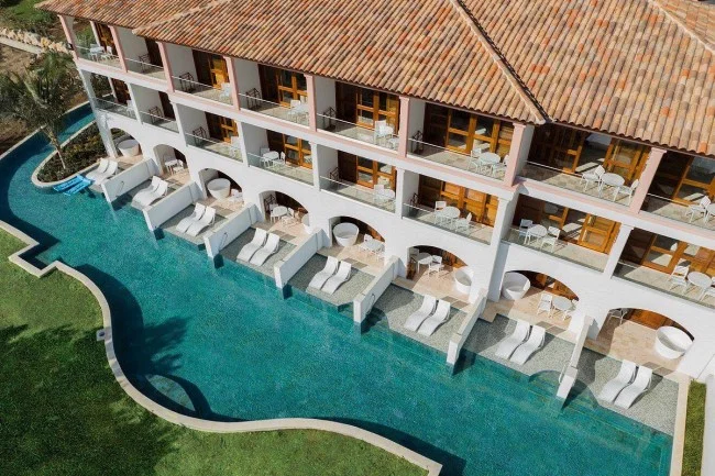 Boek een all-inclusive vakantie met swim-up kamer in het Sandals Royal Curacao.